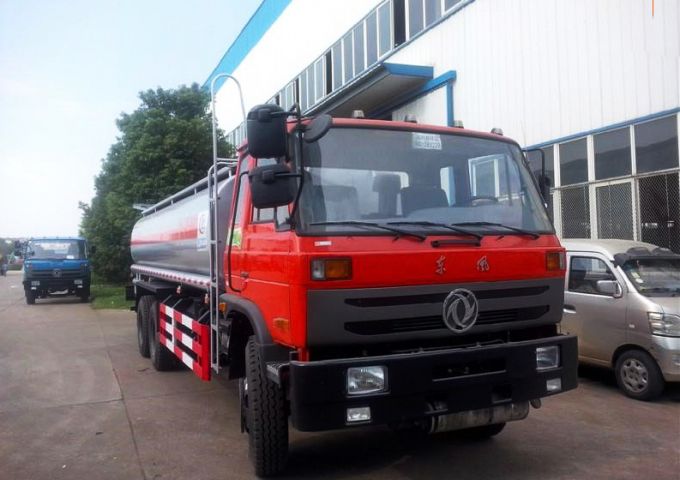 China Manufacturer 20000 Liters HOWO 6X4 Fuel Tanker Truck Light Fuel Tank Truck 