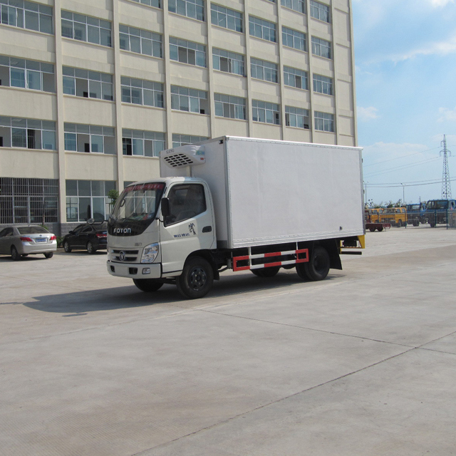 Rhd 6 Wheels Refrigerated Truck for Sale 