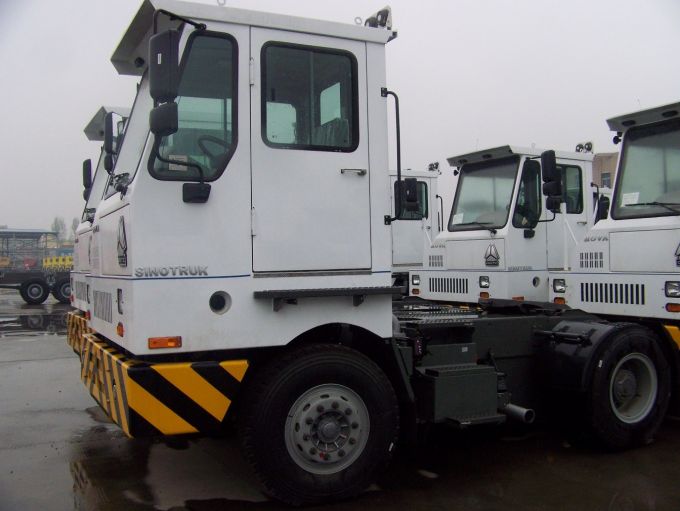 Sinotruk 4X2 Rhd Terminal Tractor Truck 