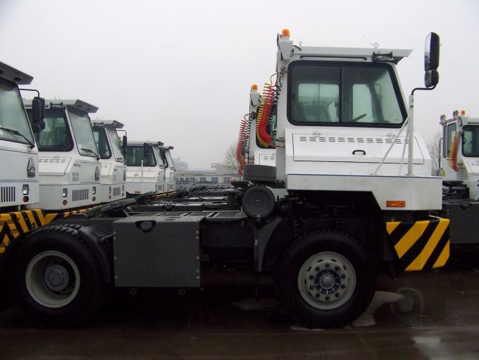 Sinotruk 4X2 LHD Terminal Prime Mover 