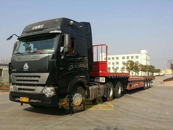 Sinotruk 336HP Tractor Truck with Full Equipment Cab 