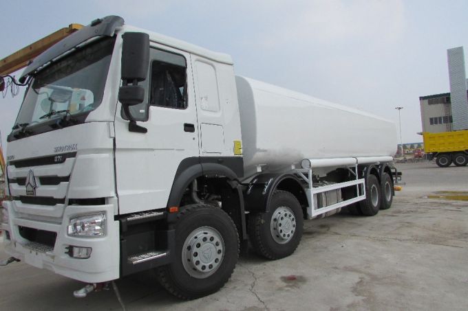 Sinotruk HOWO 8X4 32 M3 Water Tanker Truck Hot Sales 